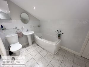 Ensuite Shower/Bath/WC- click for photo gallery